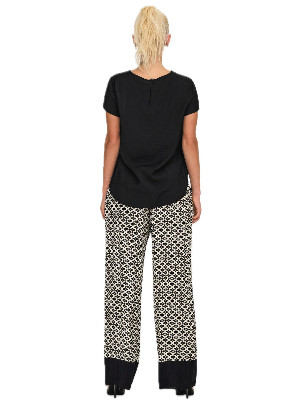 T-shirt Only Nero Sara a maniche corte 15339742 /Black ONLY 